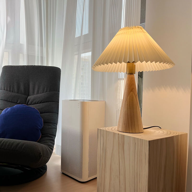 Japanische Minimalistische Holzkonstruktion Faltenstoff LED Tischlampe 1-Licht