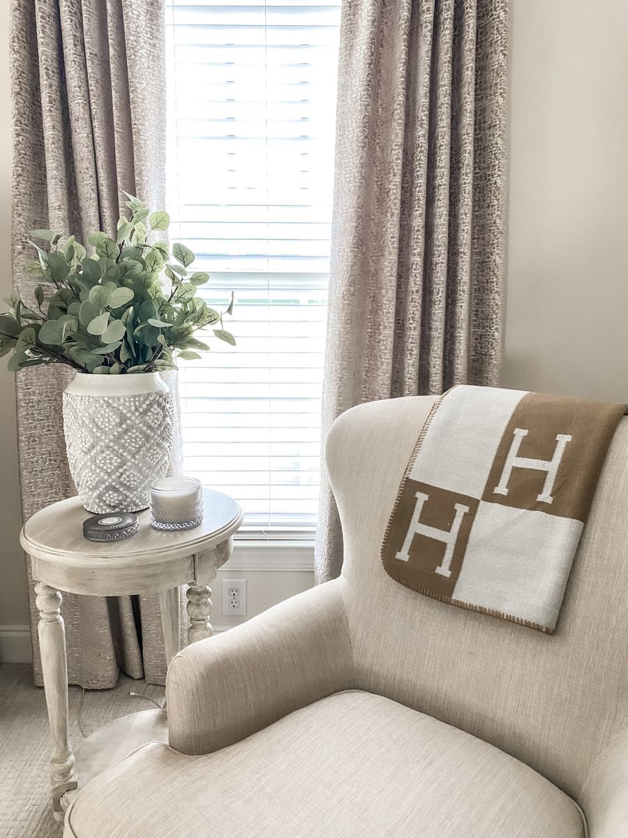 Elegante Kunstfaserdecken schaffen ein luxuriöses Wohnambiente