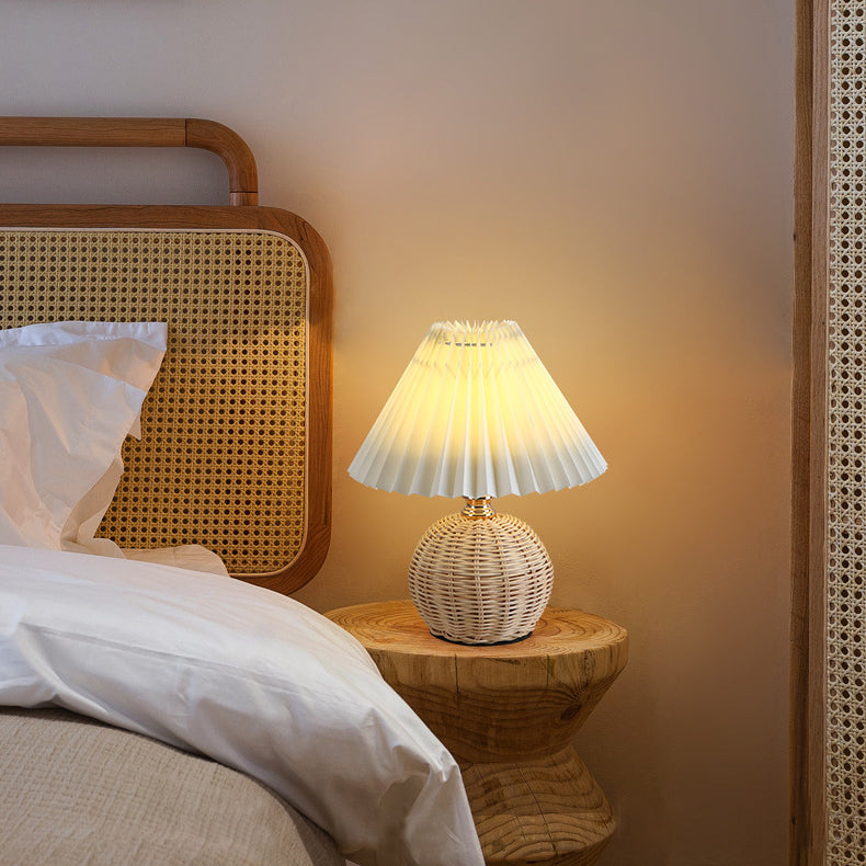 Nordic Rattan Faltstoff Kegelform LED Tischlampe 1-Lampe