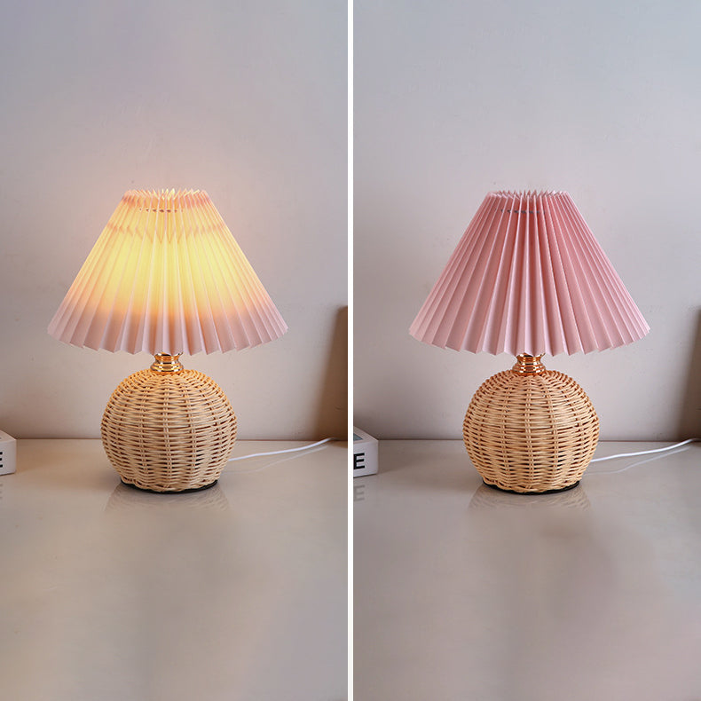 Nordic Rattan Faltstoff Kegelform LED Tischlampe 1-Lampe