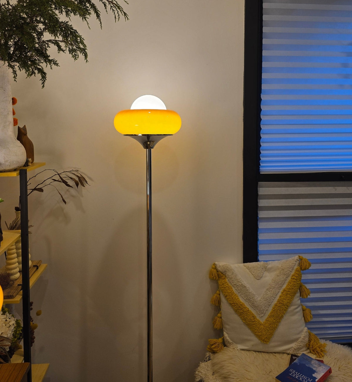 Elke Egg Tart Stehlampe – Verspielte Designlampe mit einzigartiger Formgebung