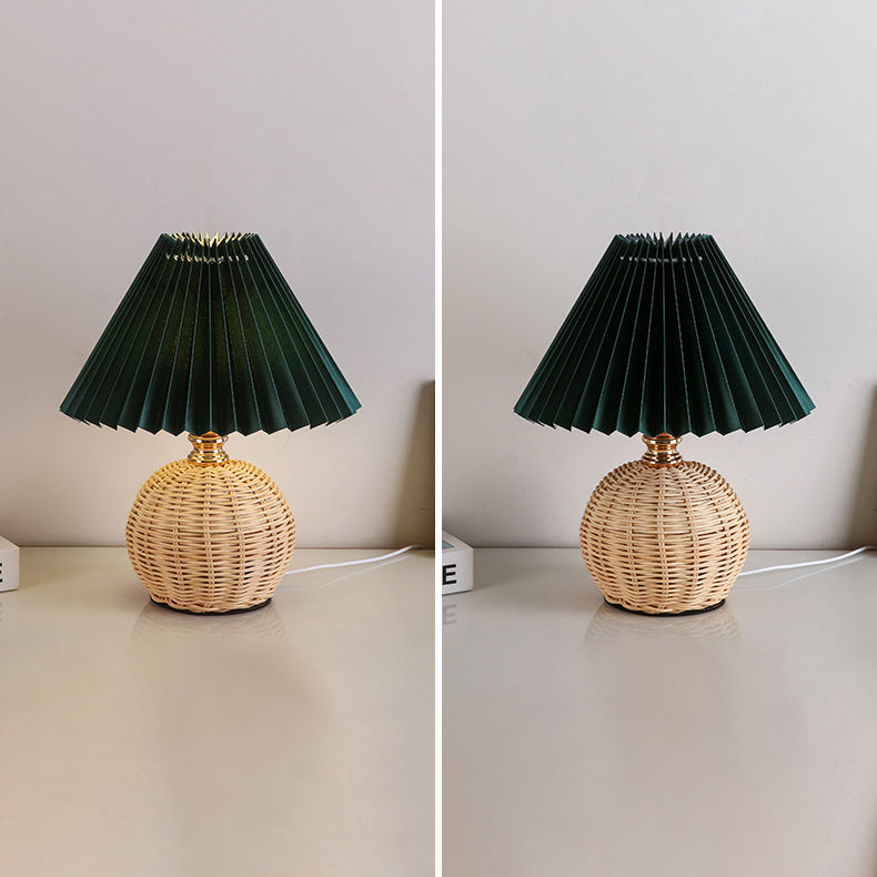 Nordic Rattan Faltstoff Kegelform LED Tischlampe 1-Lampe