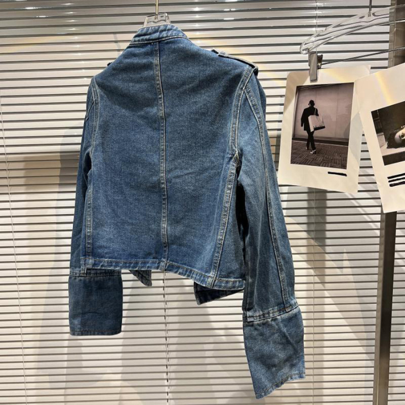 Damenjeansjacke mit Knöpfen und Stehkragen