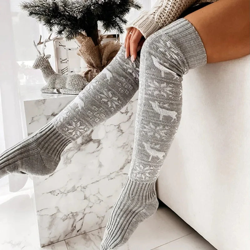 Warme gestrickte Weihnachtssocken bis über das Knie