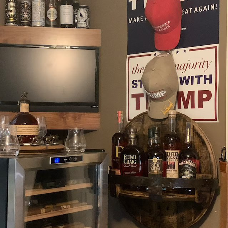 Sandsberg | Whiskeyfass Wandregal | Rustikales Massivholz-Design | Rund