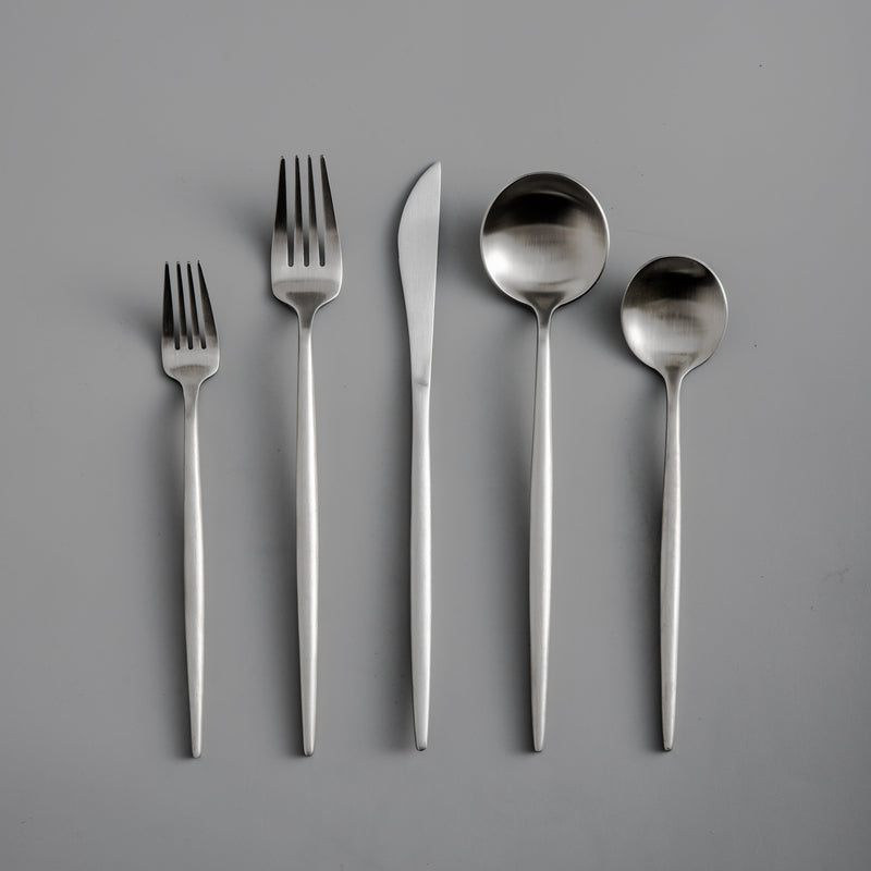 Minimalistisches Besteck aus Edelstahl – Eleganz im schlichten Design