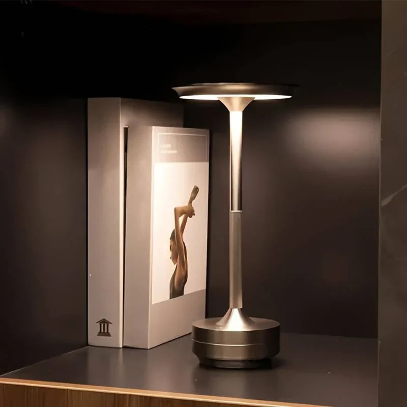 Moderne Messing-Kegel-LED-Akku-Tischlampe 1-Licht