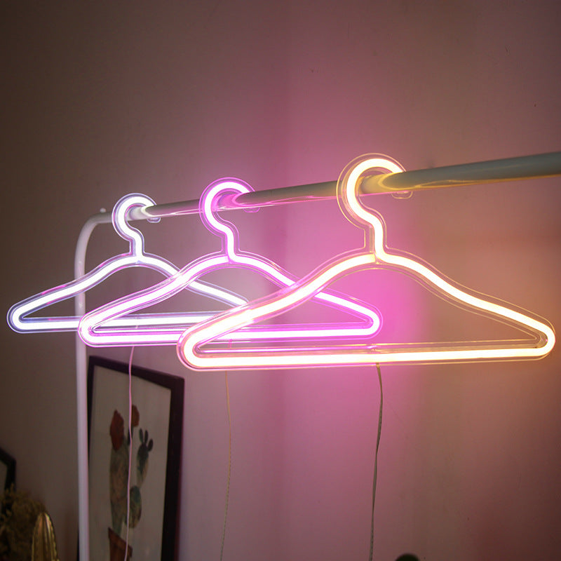 LichtHanger LED Kleiderbügel – Wiederaufladbarer Beleuchteter Bügel mit Luxuriösem Neonlicht