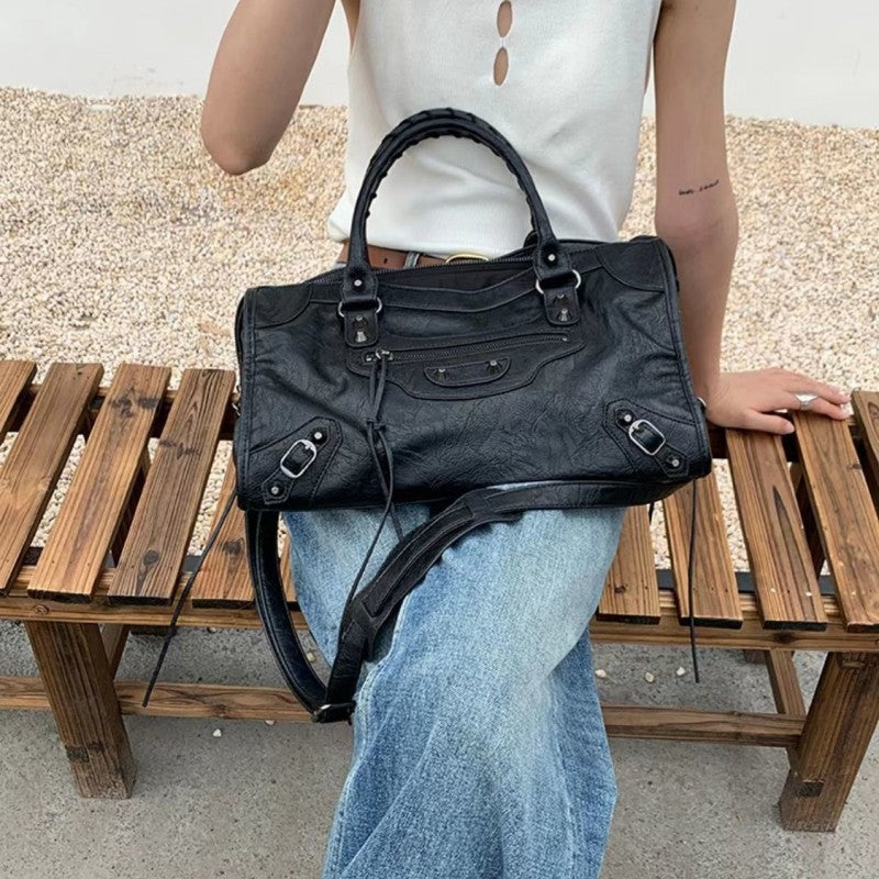 Lässige Handtasche mit Reißverschlüssen