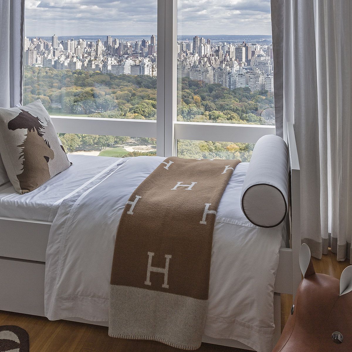 Elegante Kunstfaserdecken schaffen ein luxuriöses Wohnambiente