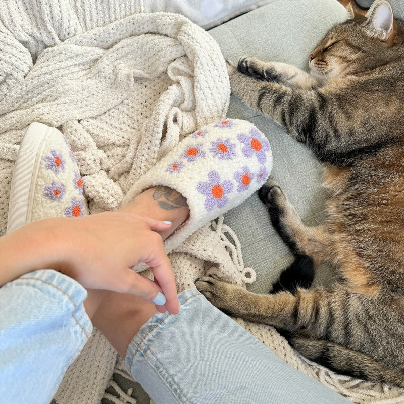 BloomStep Hausschuhe – Bequeme Slipper mit Blumenmuster & rutschfester Sohle