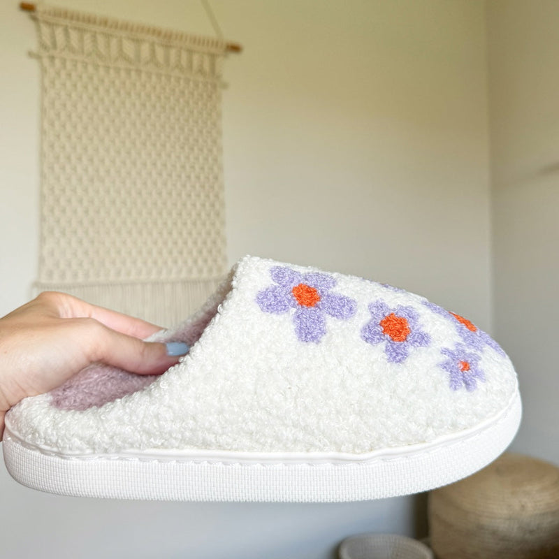 BloomStep Hausschuhe – Bequeme Slipper mit Blumenmuster & rutschfester Sohle