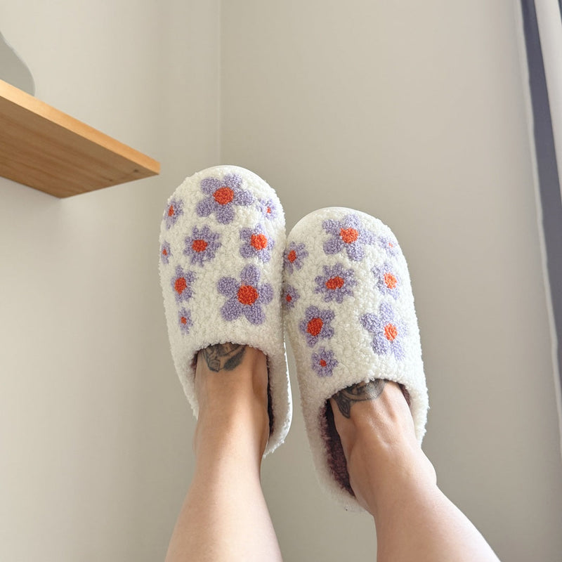 BloomStep Hausschuhe – Bequeme Slipper mit Blumenmuster & rutschfester Sohle