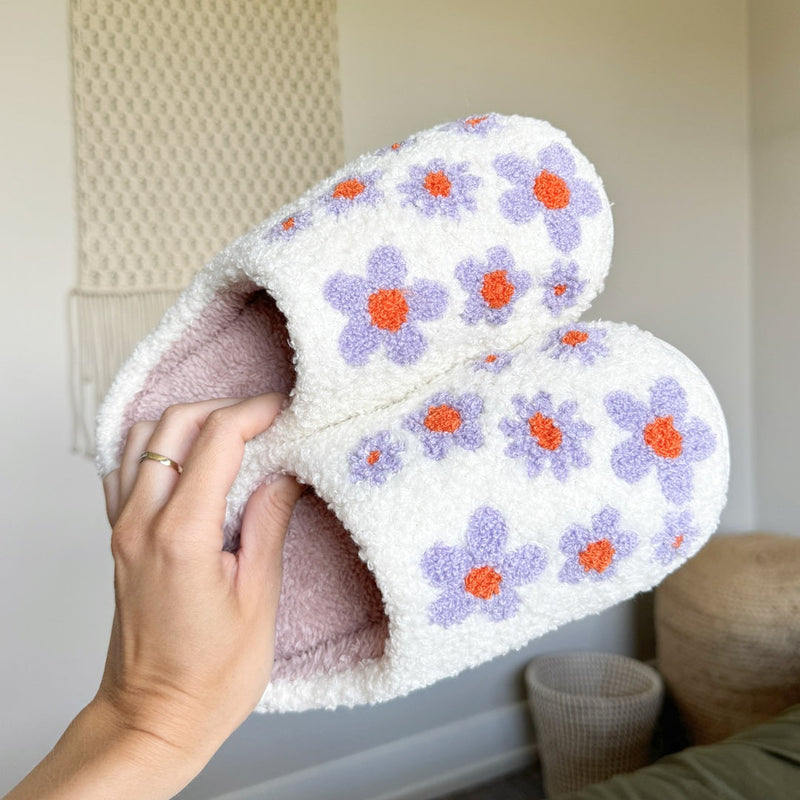 BloomStep Hausschuhe – Bequeme Slipper mit Blumenmuster & rutschfester Sohle
