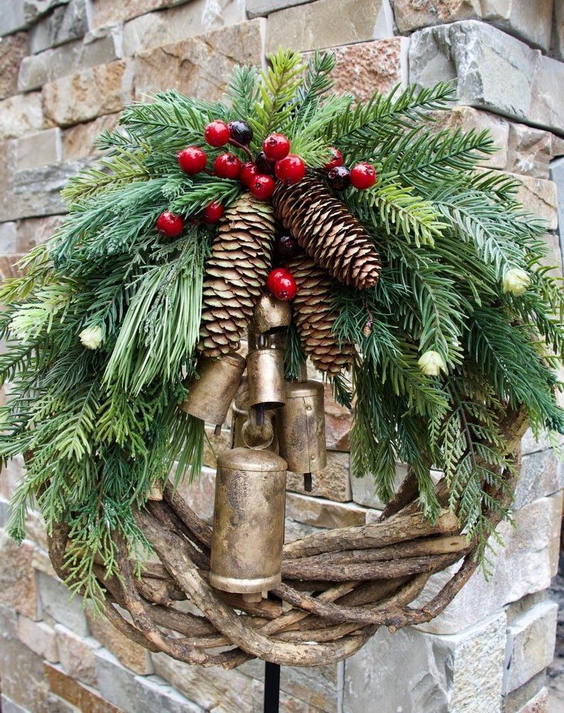 Rustikale Weihnachtskranz mit Holzdekoration und Weihnachtsglocken