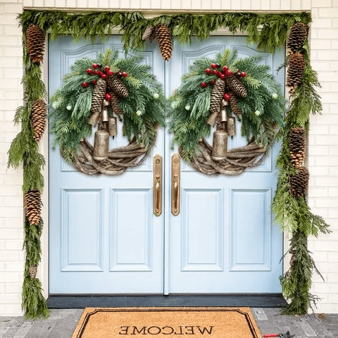 Rustikale Weihnachtskranz mit Holzdekoration und Weihnachtsglocken