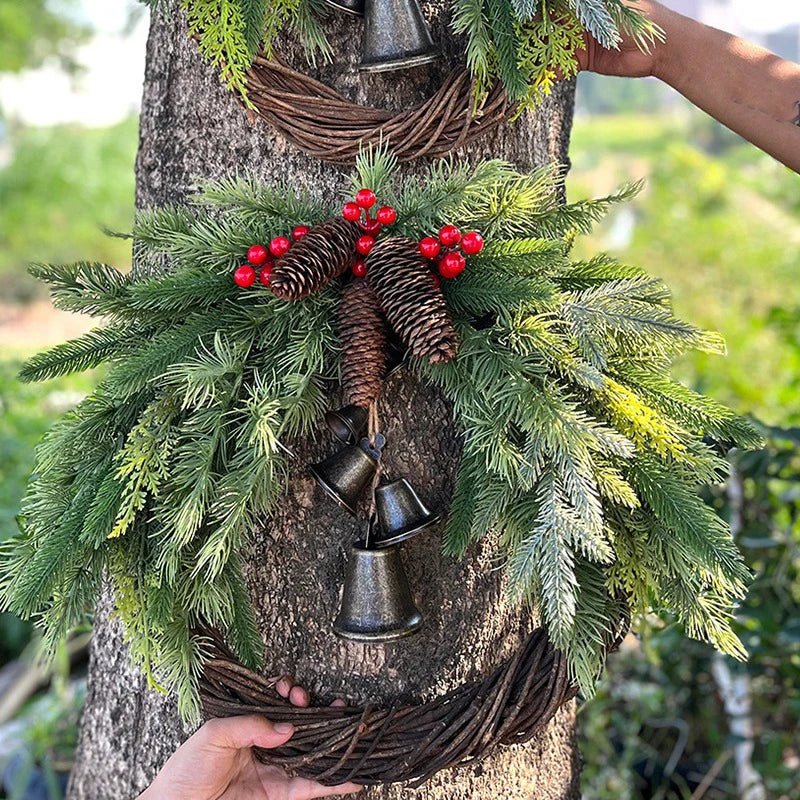 Rustikale Weihnachtskranz mit Holzdekoration und Weihnachtsglocken