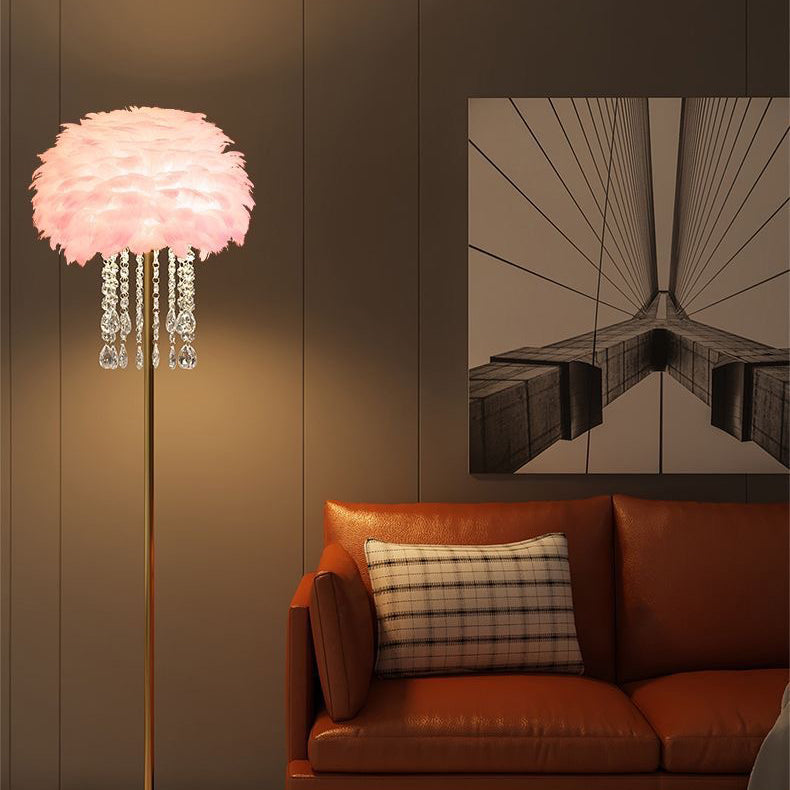 Nordische Stehlampe mit Federn und Kristalllampenschirm – Elegante Designbeleuchtung