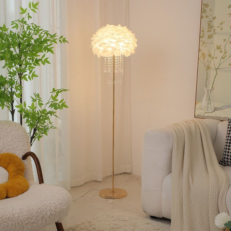 Nordische Stehlampe mit Federn und Kristalllampenschirm – Elegante Designbeleuchtung