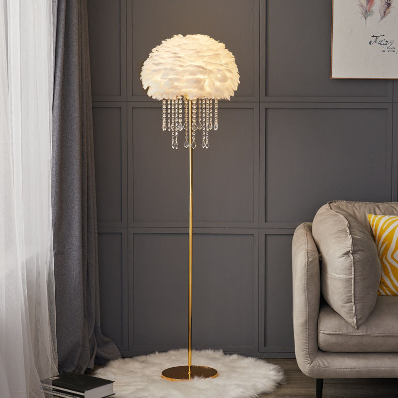 Nordische Stehlampe mit Federn und Kristalllampenschirm – Elegante Designbeleuchtung