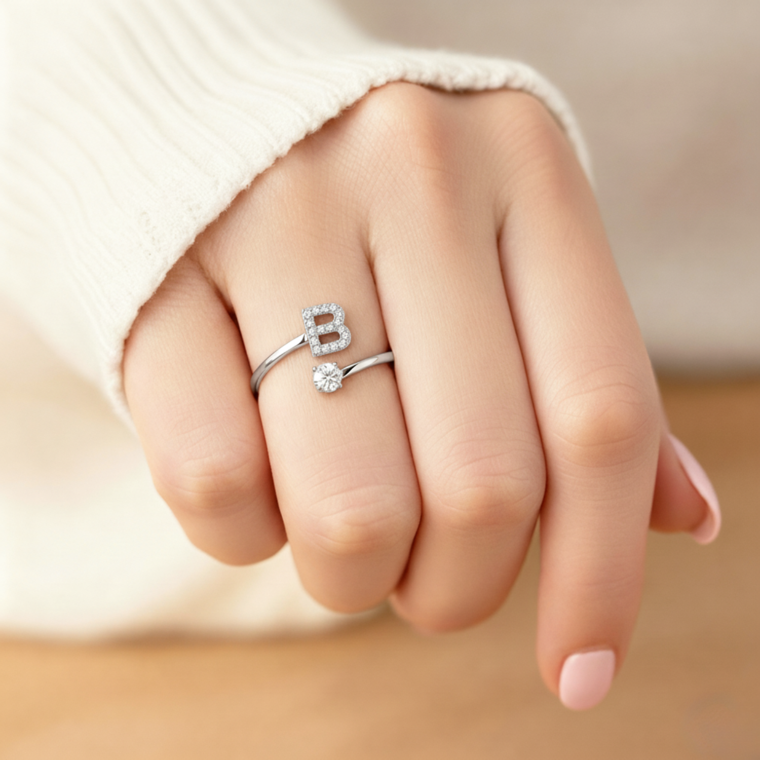 MonoCharm | Verstellbarer Initialring Classic mit Geschenkbox und Kartenbotschaft