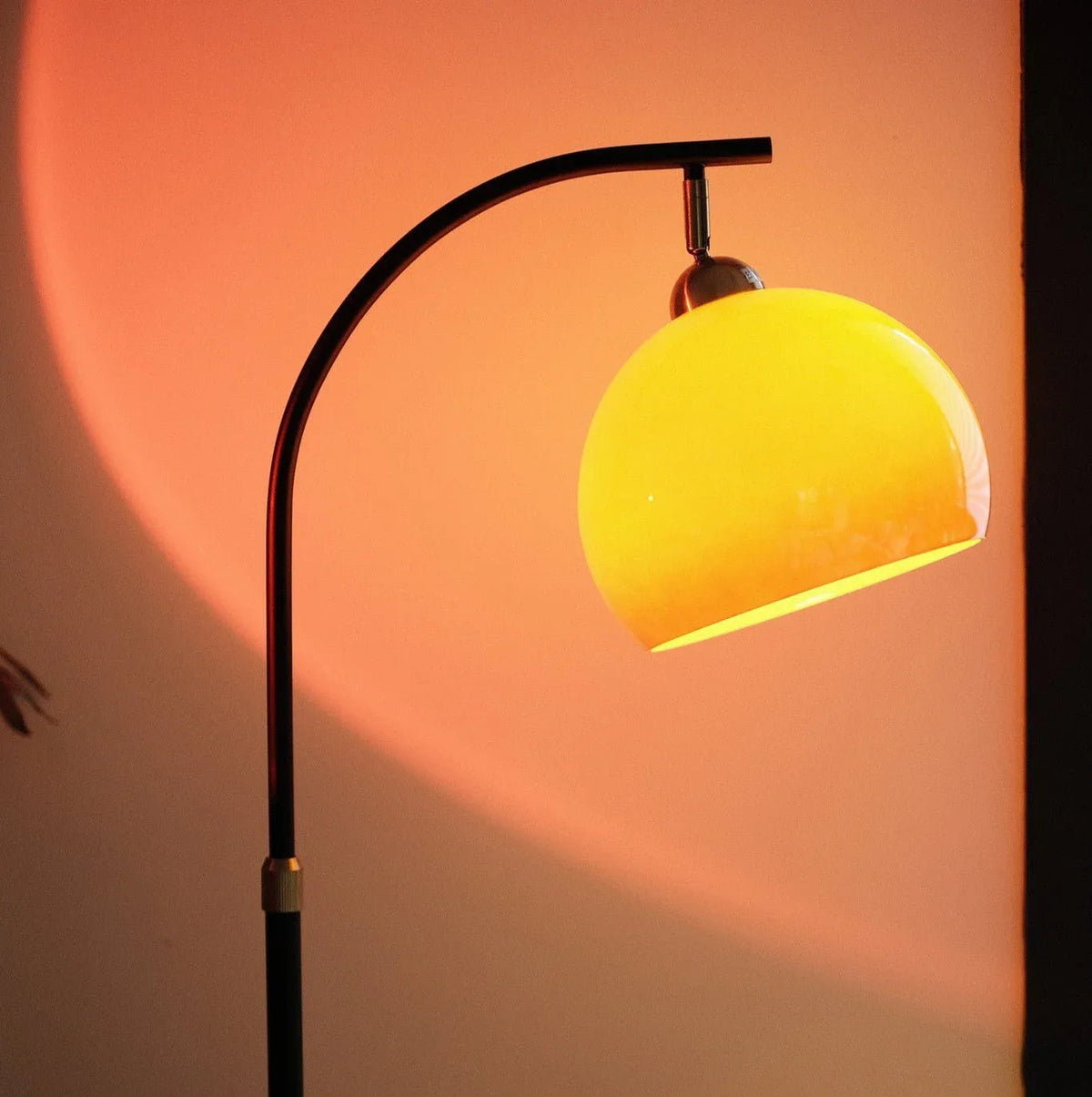 Bauhaus Arc Stehlampe mit Gläsernem Lampenschirm – Minimalistische Designlampe