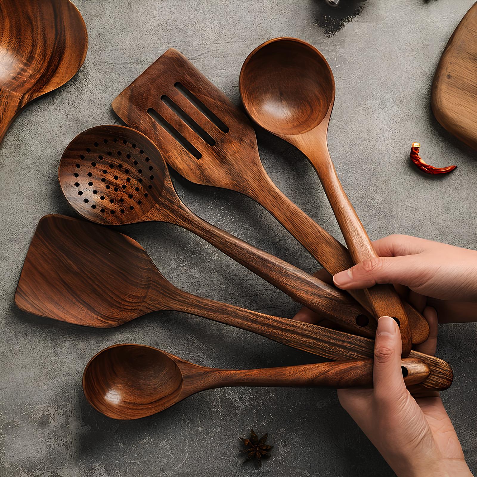 Küchenutensilien aus natürlichem Holz Set