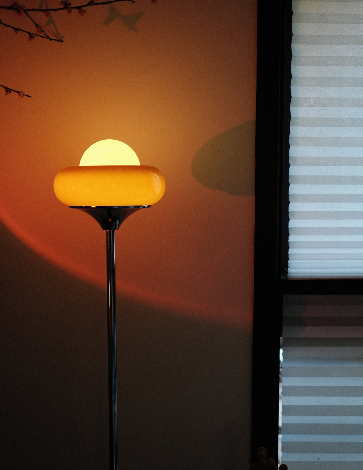 Elke Egg Tart Stehlampe – Verspielte Designlampe mit einzigartiger Formgebung