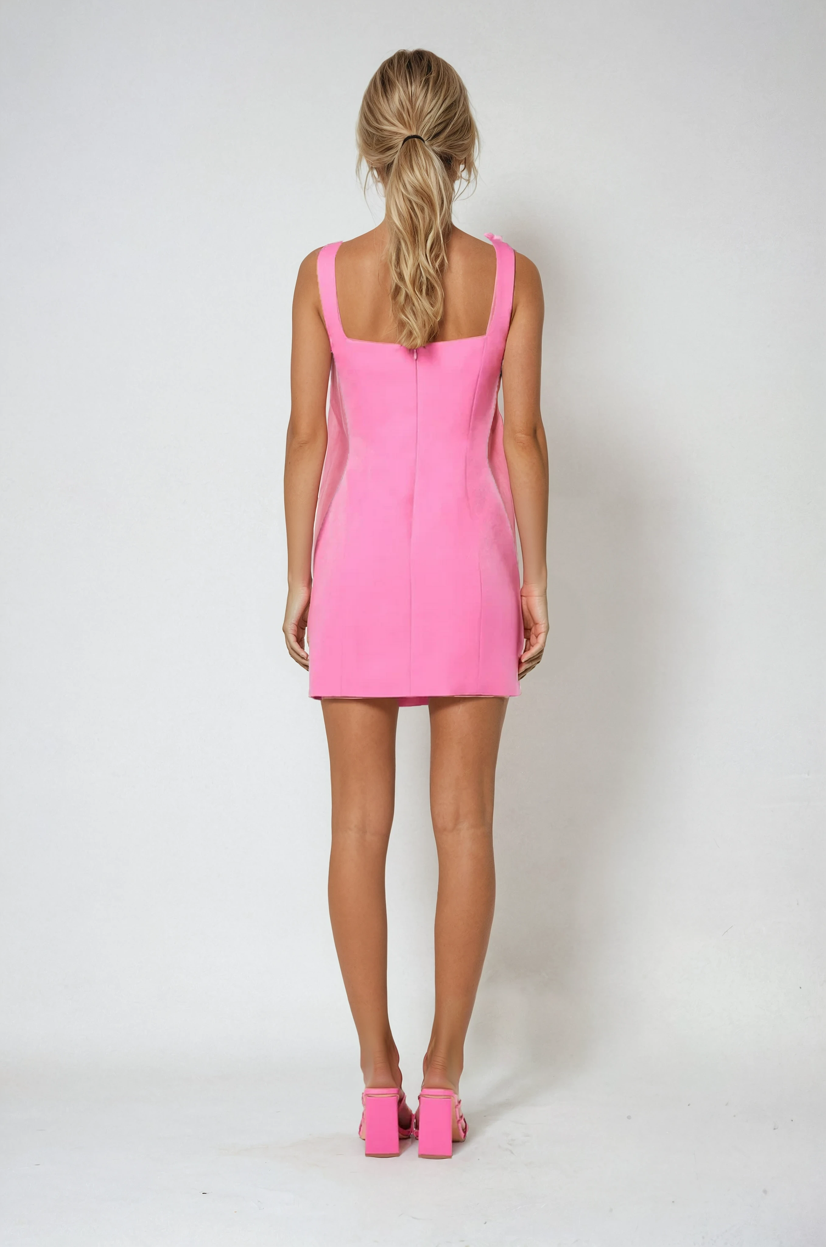 BlossomCharm Sommer-Minikleid | Elegante Blumenapplikation für einen lässigen Look