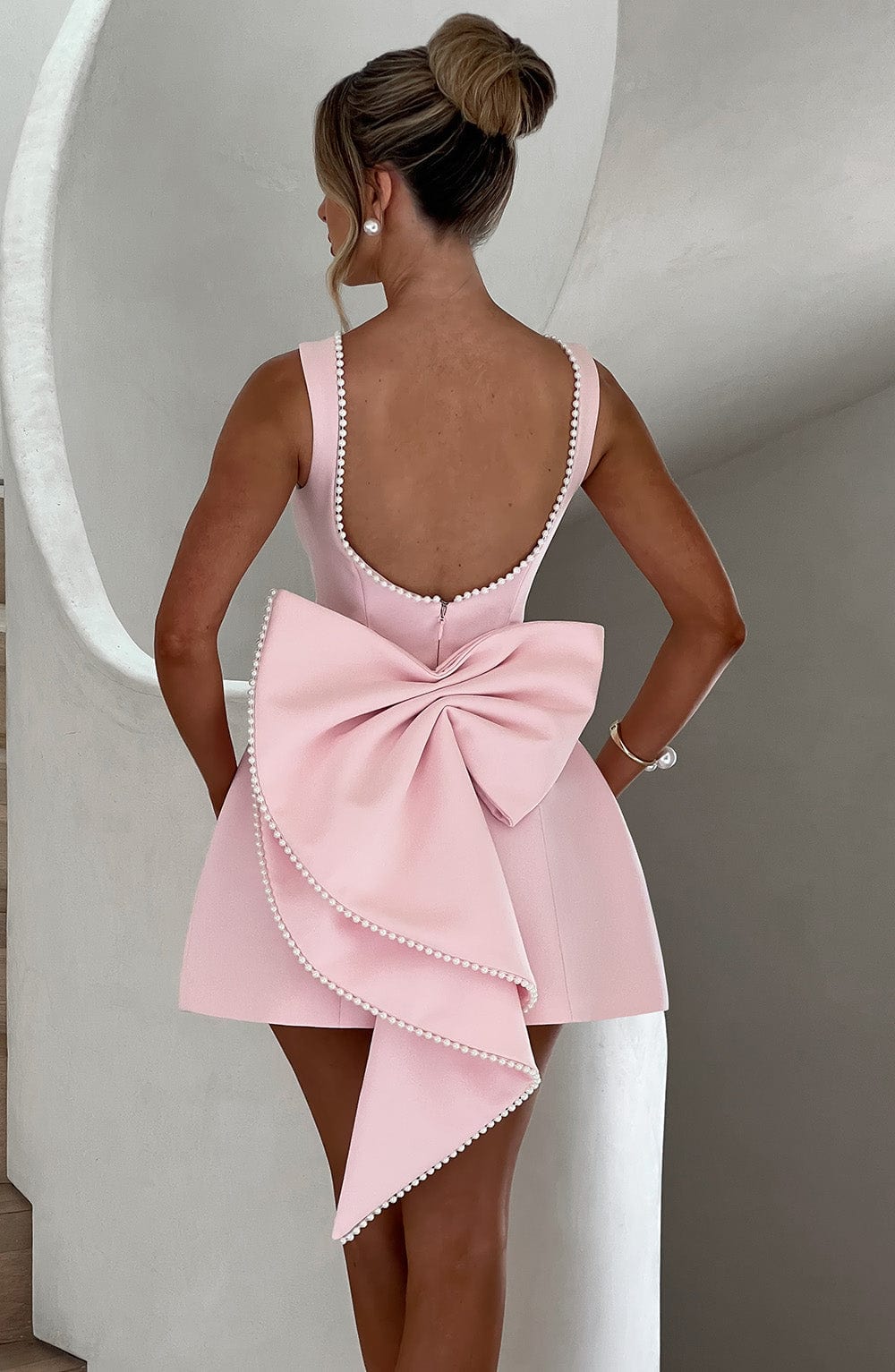 ChicTwist Minikleid | Entzückendes Kleid mit stilvollem Schleifen-Design am Rücken