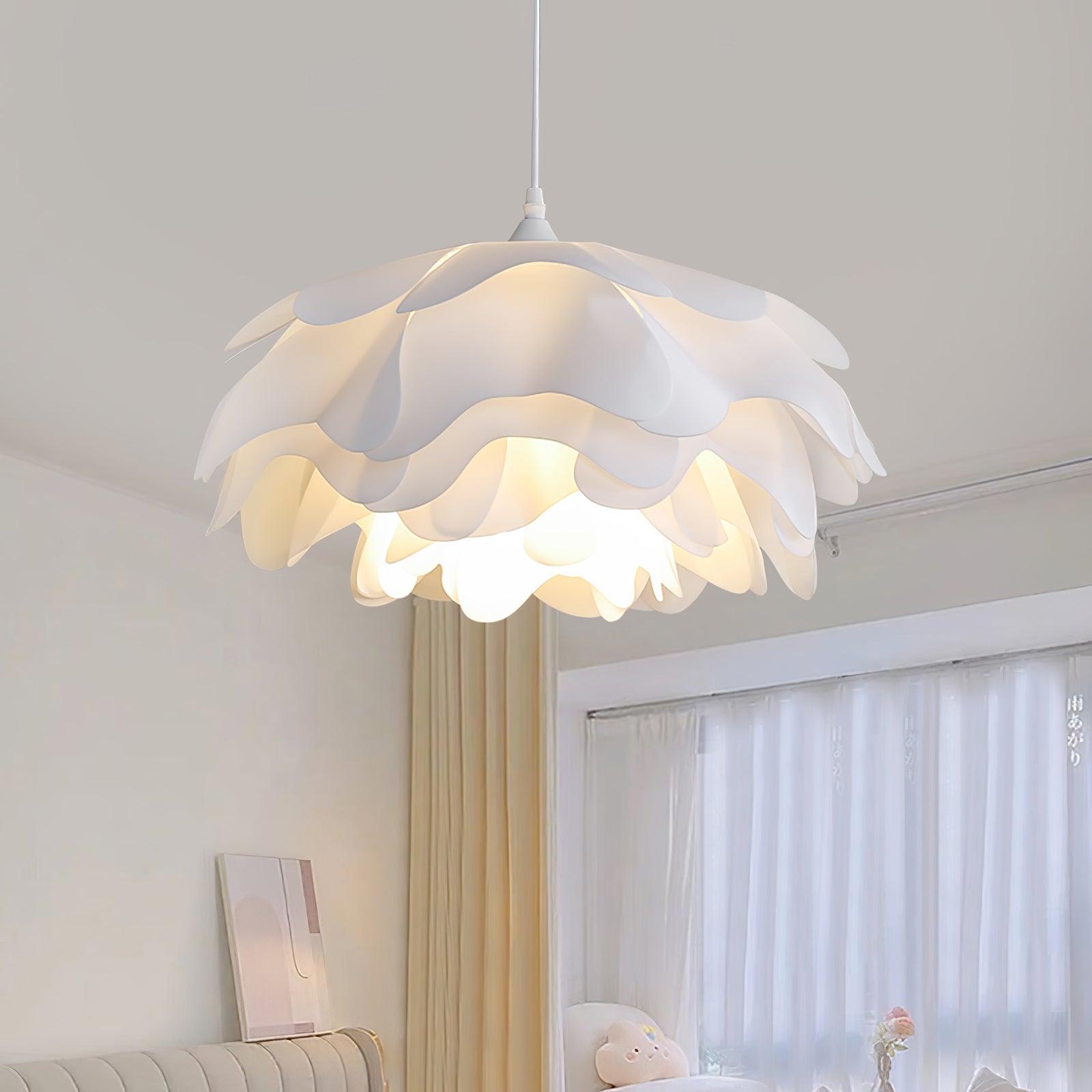 Blumenförmige weiße Pendelleuchte