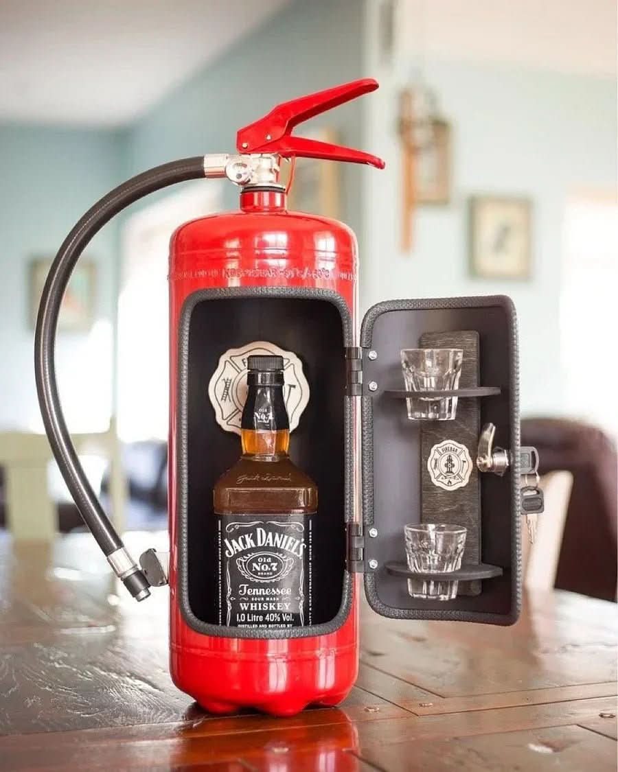 Versteckte FeuerBar – Versteckte Mini-Bar im Feuerlöscher-Design für stilvolle Getränkeaufbewahrung
