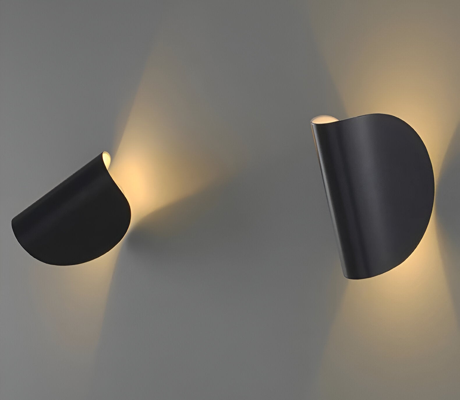 Drehbare Metall-Wandlampe mit Gebogenem Design, Ideal für Jeden Raum