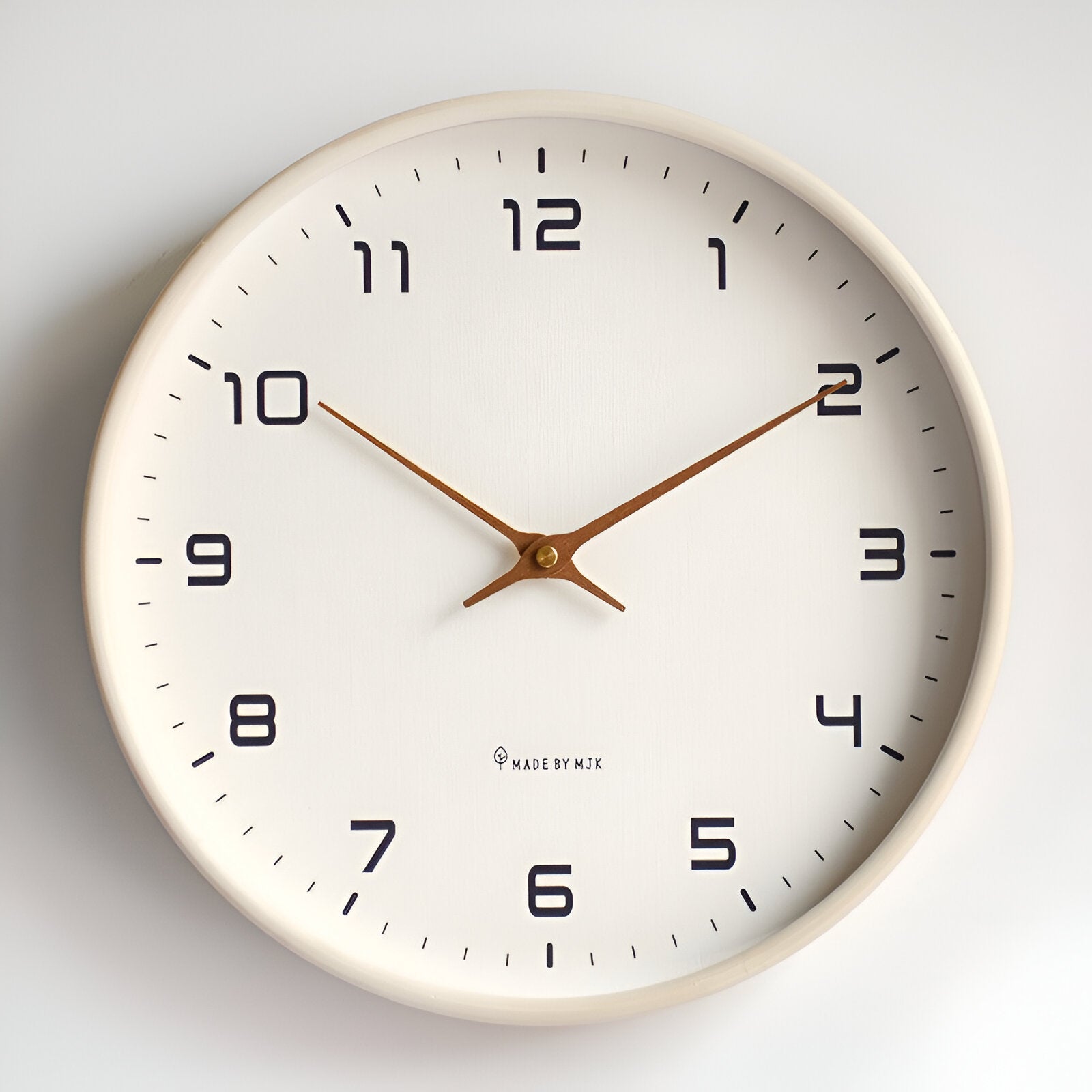 EleQuartz Runde Wanduhr – Skandinavische Uhr aus Holz | Minimalistisches Design für Wohnzimmer, Büro oder Küche
