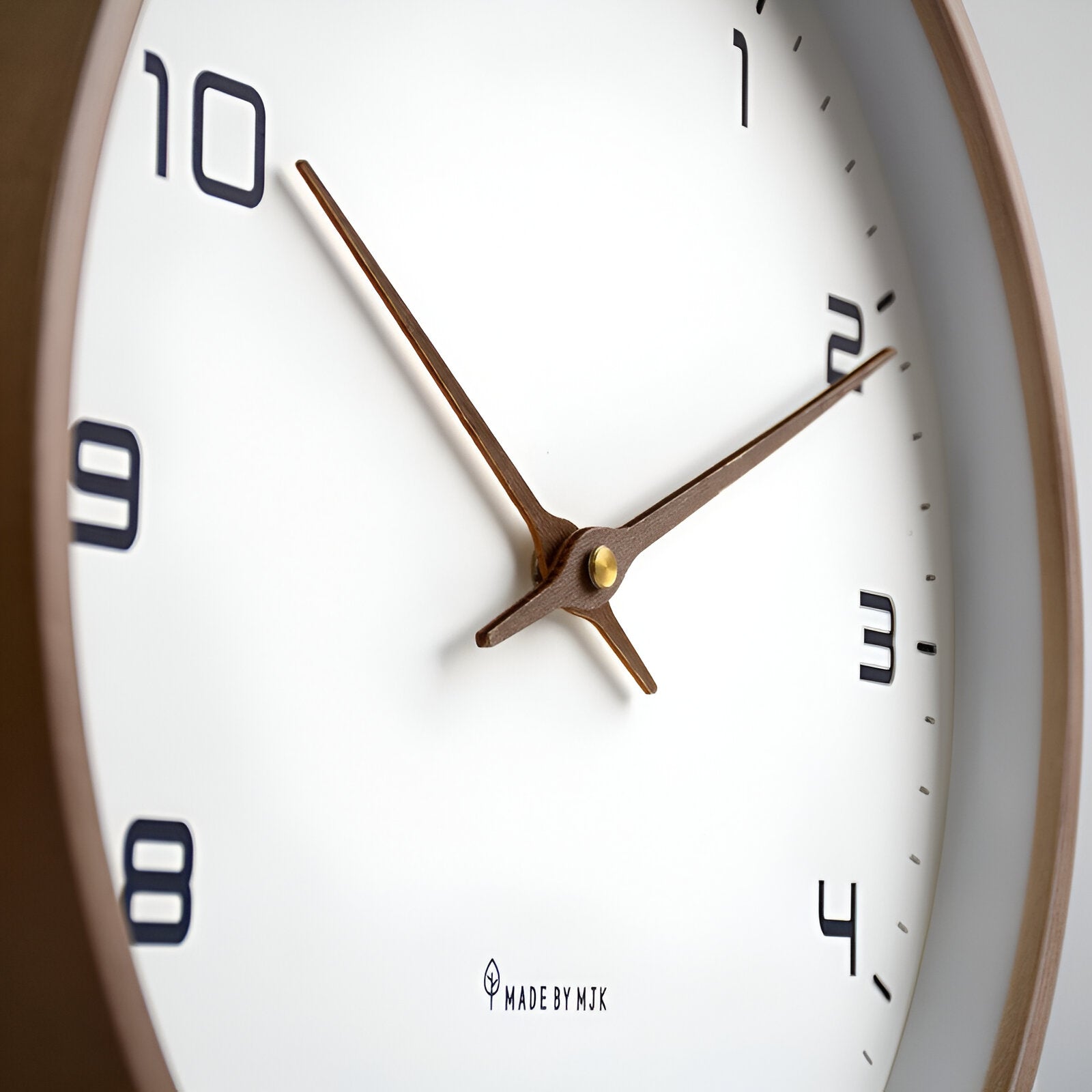 EleQuartz Runde Wanduhr – Skandinavische Uhr aus Holz | Minimalistisches Design für Wohnzimmer, Büro oder Küche