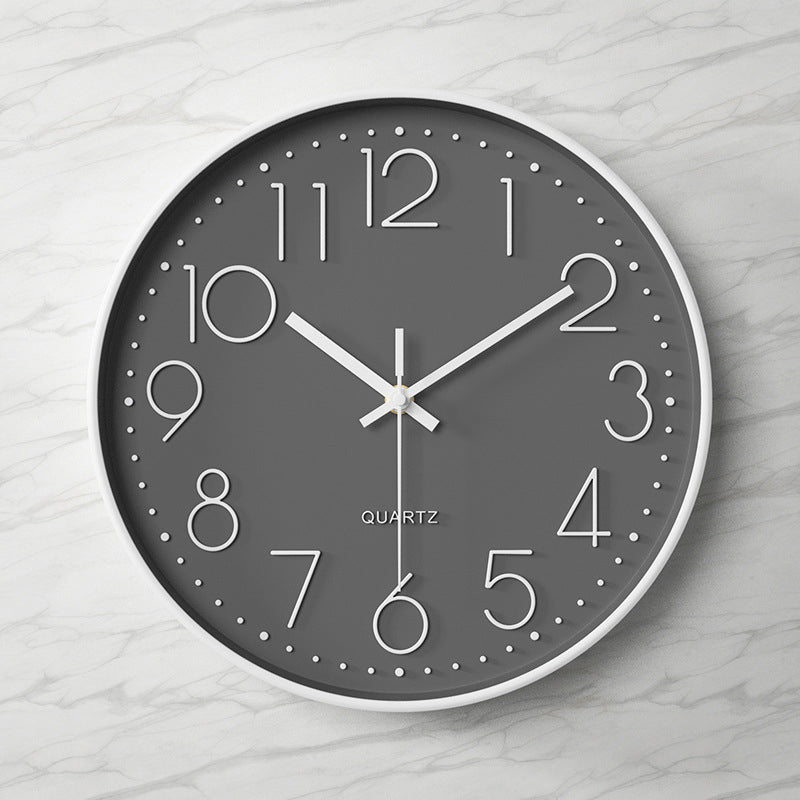 Elegante und geräuschlose Wanduhr mit erhabenen Ziffern