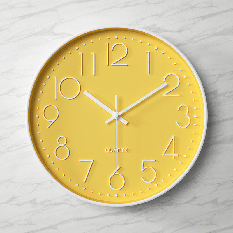 Elegante und geräuschlose Wanduhr mit erhabenen Ziffern