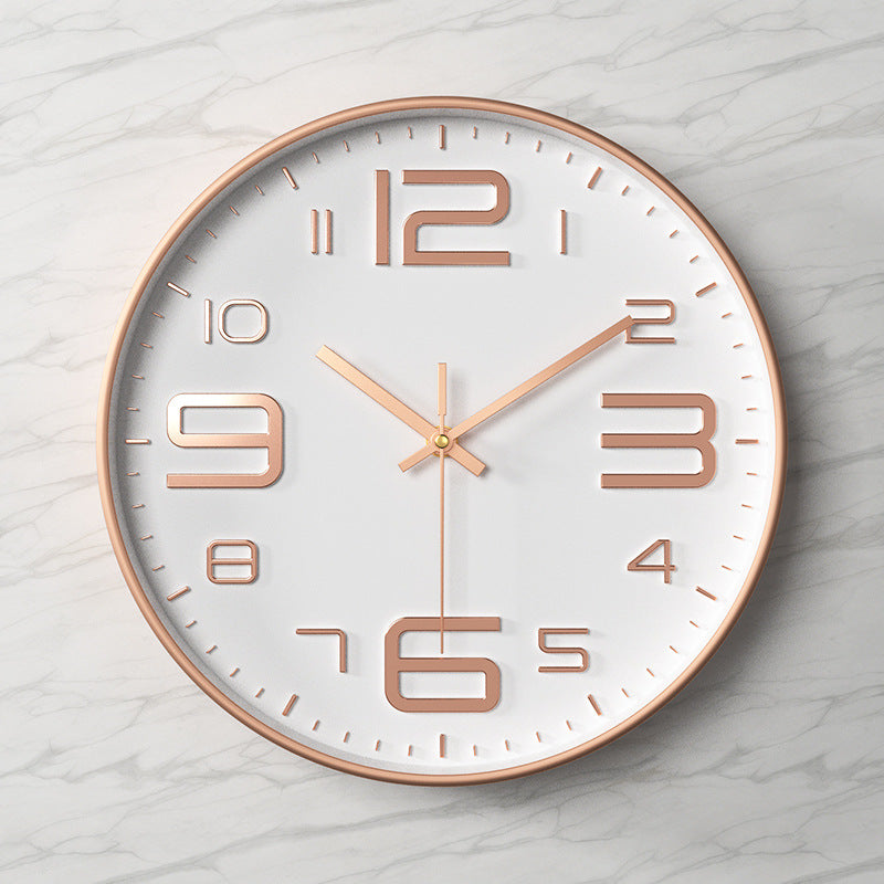 Elegante und geräuschlose Wanduhr mit erhabenen Ziffern