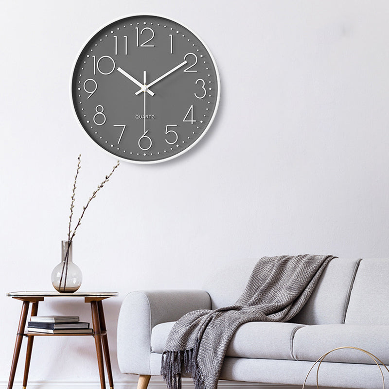 Elegante und geräuschlose Wanduhr mit erhabenen Ziffern