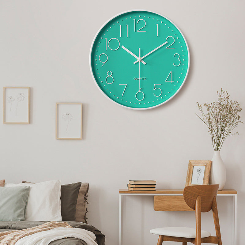Elegante und geräuschlose Wanduhr mit erhabenen Ziffern