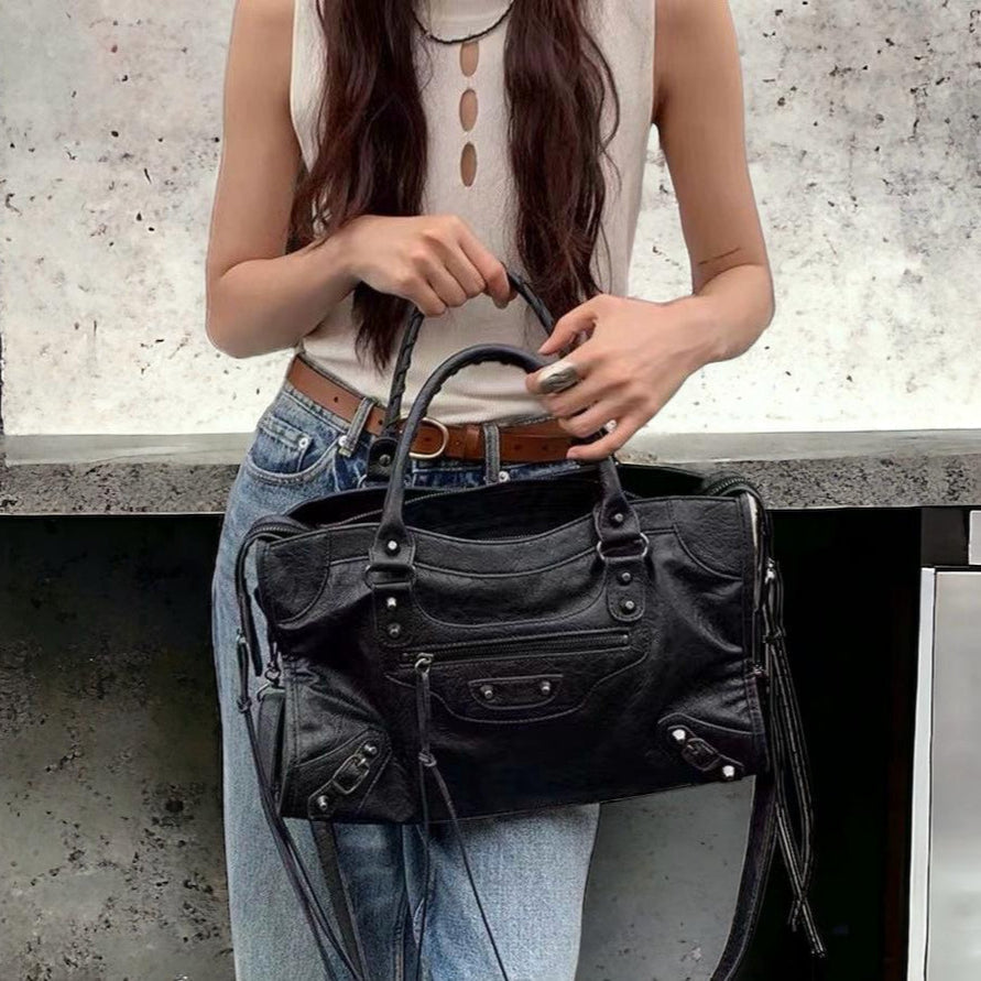 Lässige Handtasche mit Reißverschlüssen