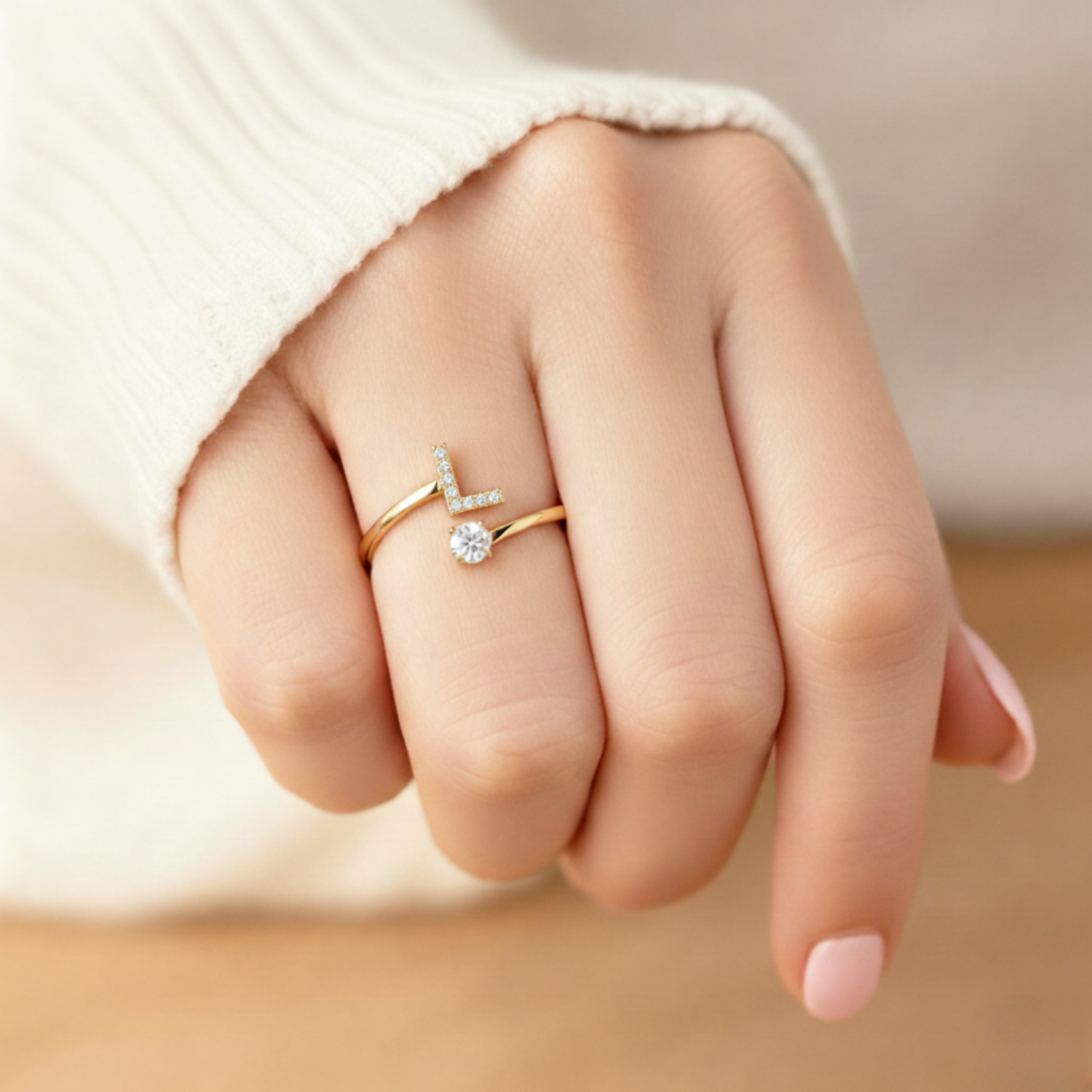 MonoCharm | Verstellbarer Initialring Classic mit Geschenkbox und Kartenbotschaft