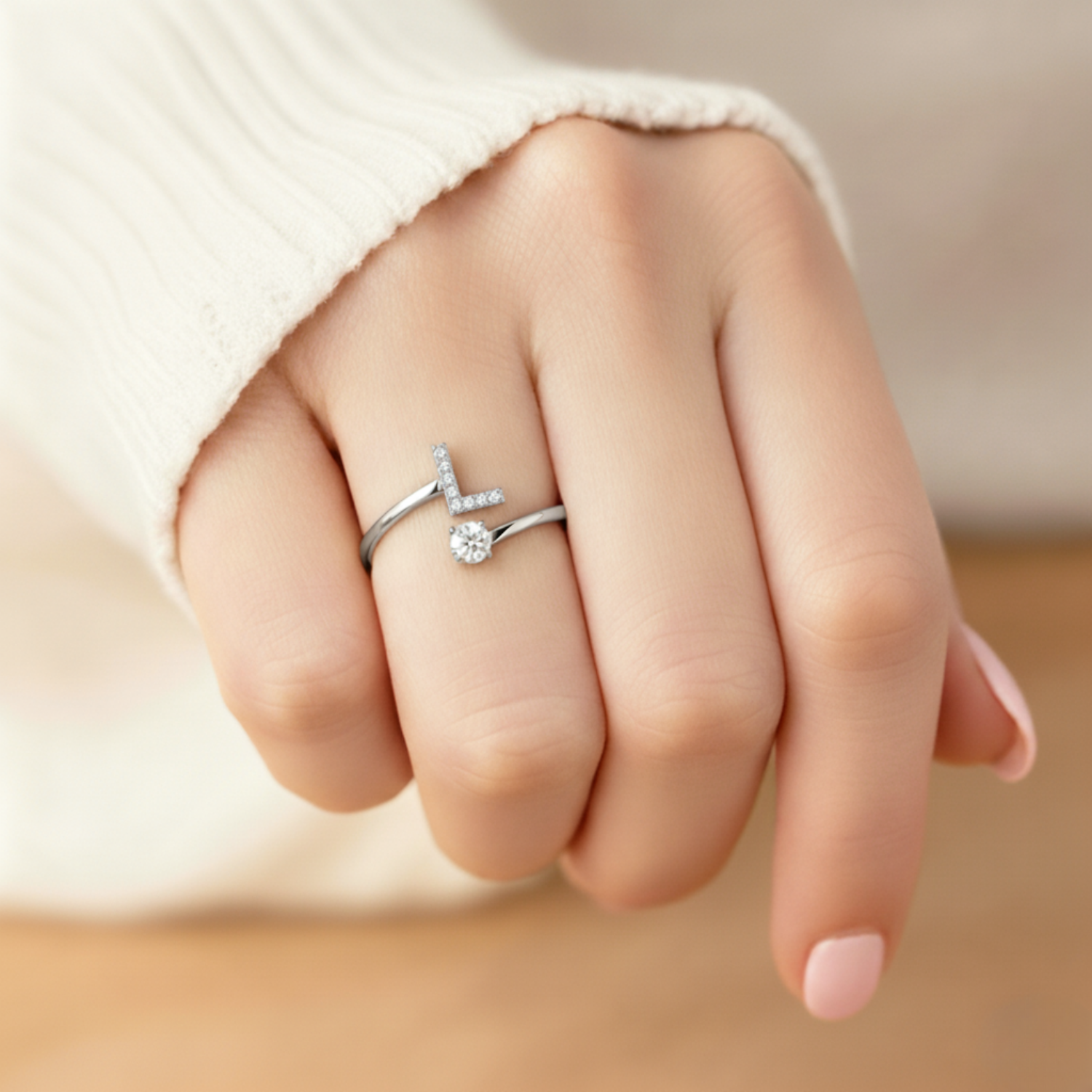 MonoCharm | Verstellbarer Initialring Classic mit Geschenkbox und Kartenbotschaft