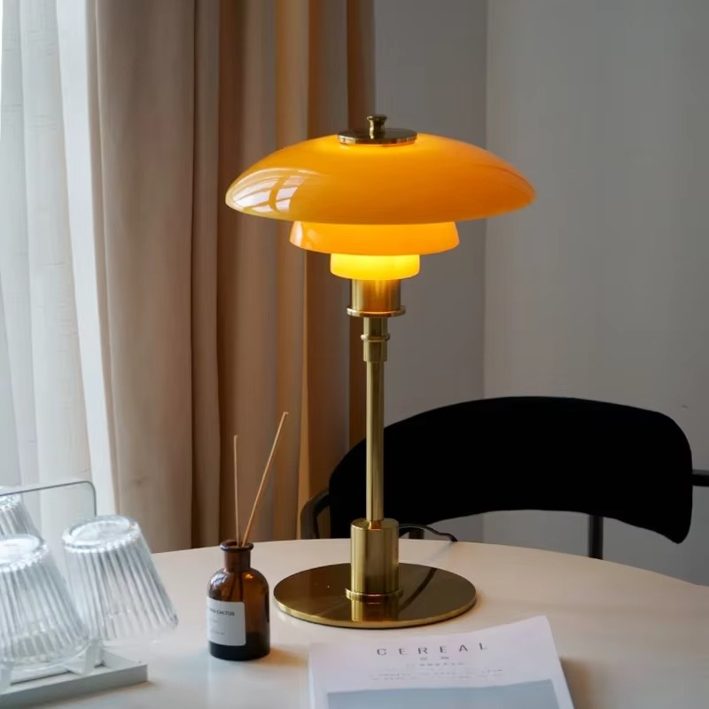 Moderne Tischlampe mit sanfter Ambientebeleuchtung