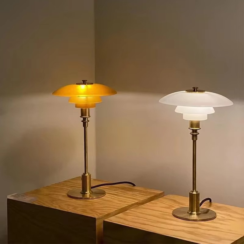 Moderne Tischlampe mit sanfter Ambientebeleuchtung