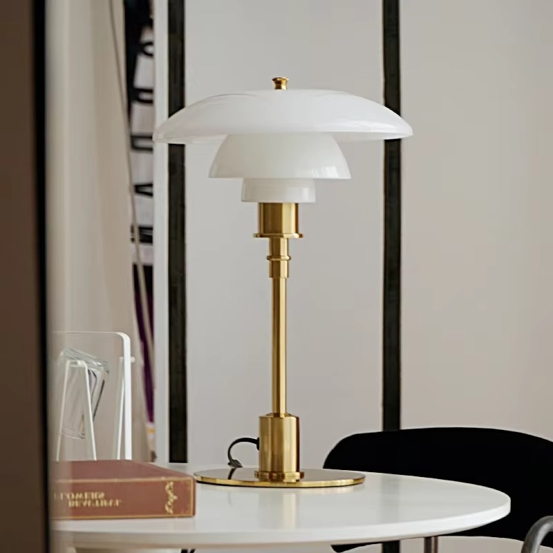 Moderne Tischlampe mit sanfter Ambientebeleuchtung