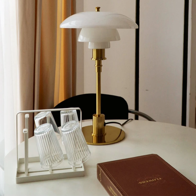 Moderne Tischlampe mit sanfter Ambientebeleuchtung