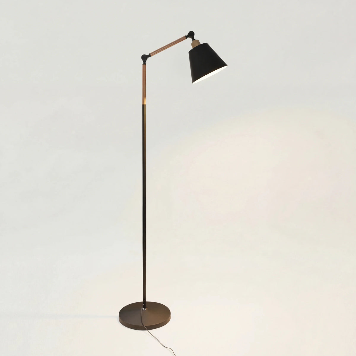 Nordic Stehlampe – Minimalistisches Design mit Verstellbarem Lampenkopf