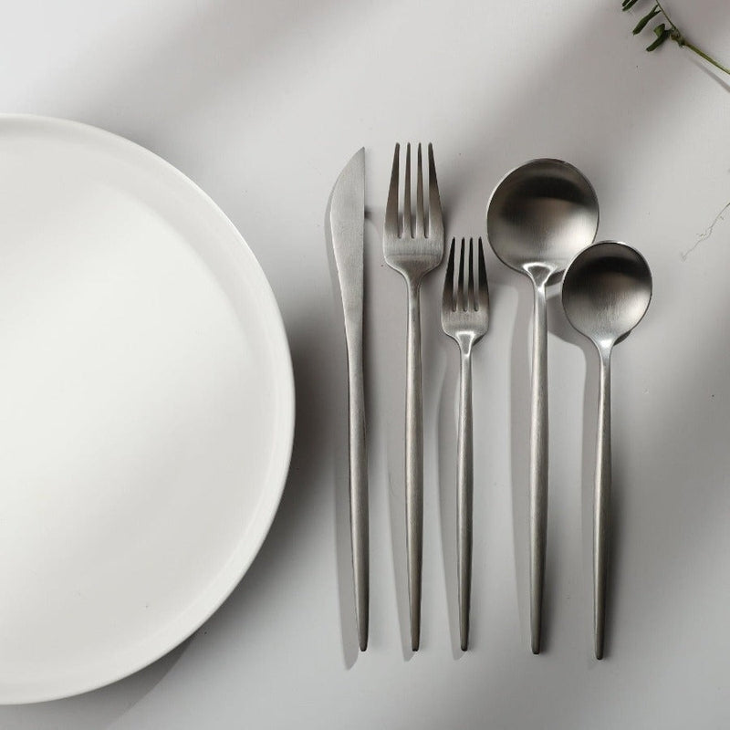 Minimalistisches Besteck aus Edelstahl – Eleganz im schlichten Design
