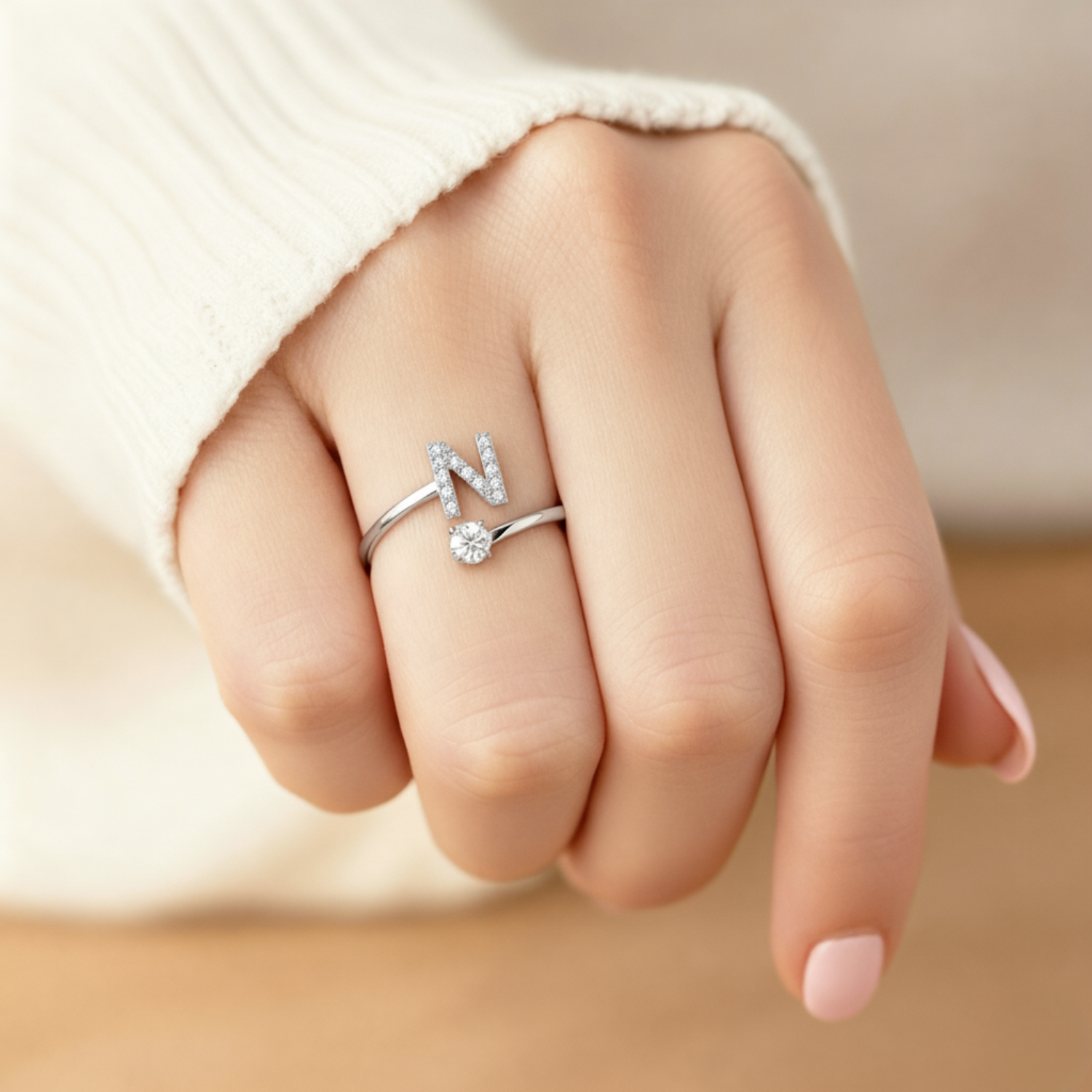 MonoCharm | Verstellbarer Initialring Classic mit Geschenkbox und Kartenbotschaft